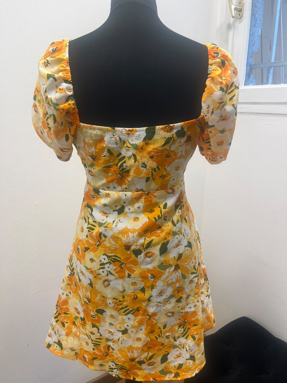 Robe courte fleurie à découpe & manches bouffantes - H&M : Taille M