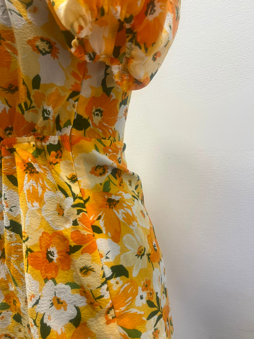 Robe courte fleurie à découpe & manches bouffantes - H&M : Taille M