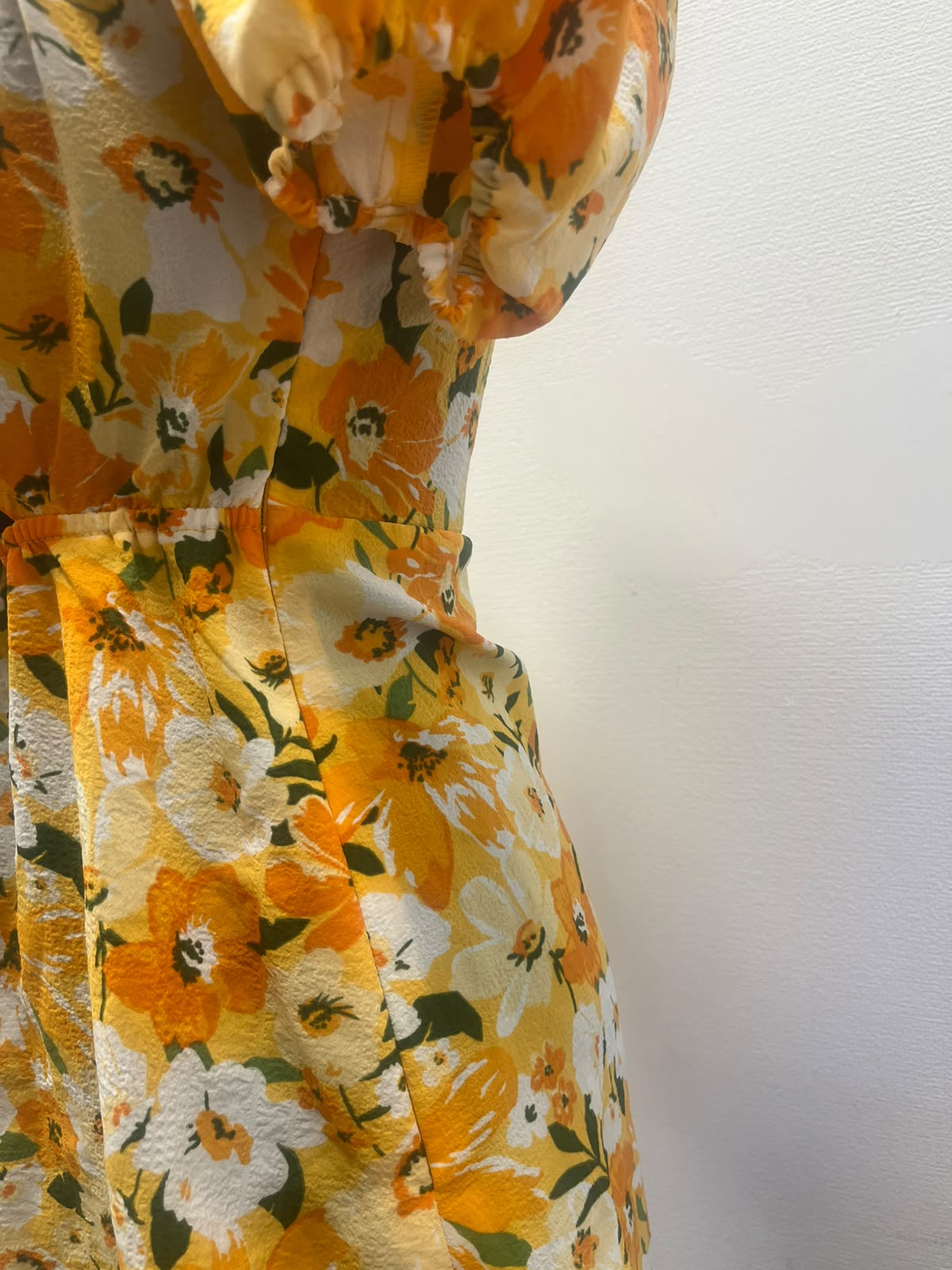 Robe courte fleurie à découpe & manches bouffantes - H&M : Taille M
