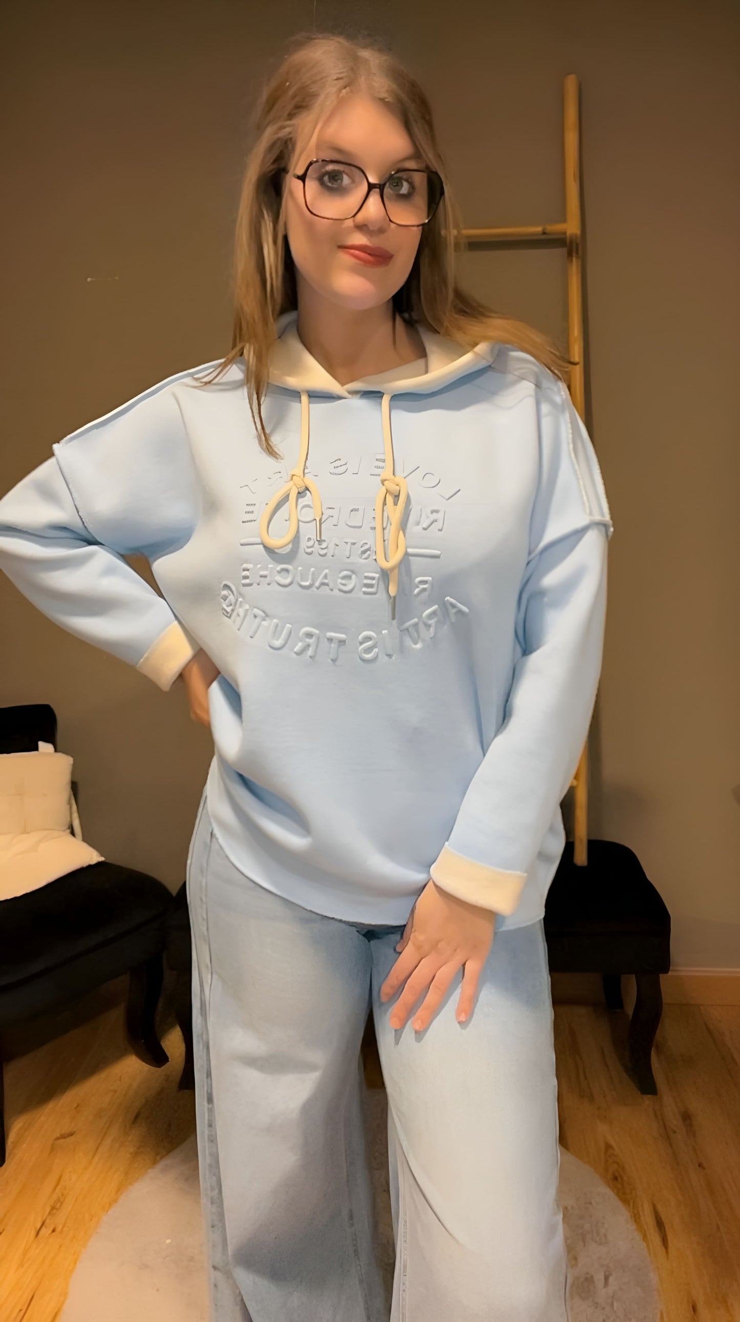 Sweat à capuche (existe en plusieurs couleur)