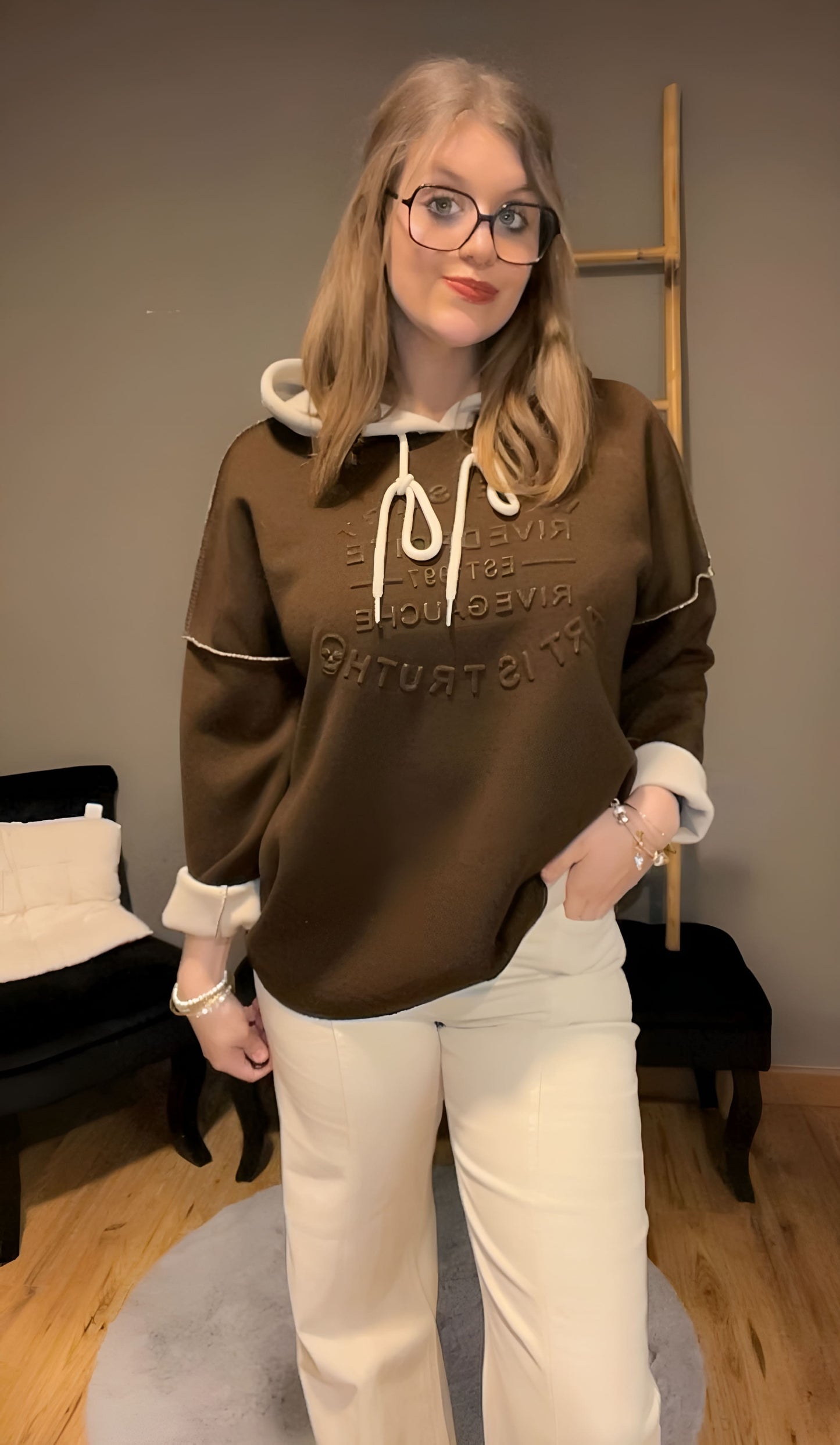 Sweat à capuche (existe en plusieurs couleur)