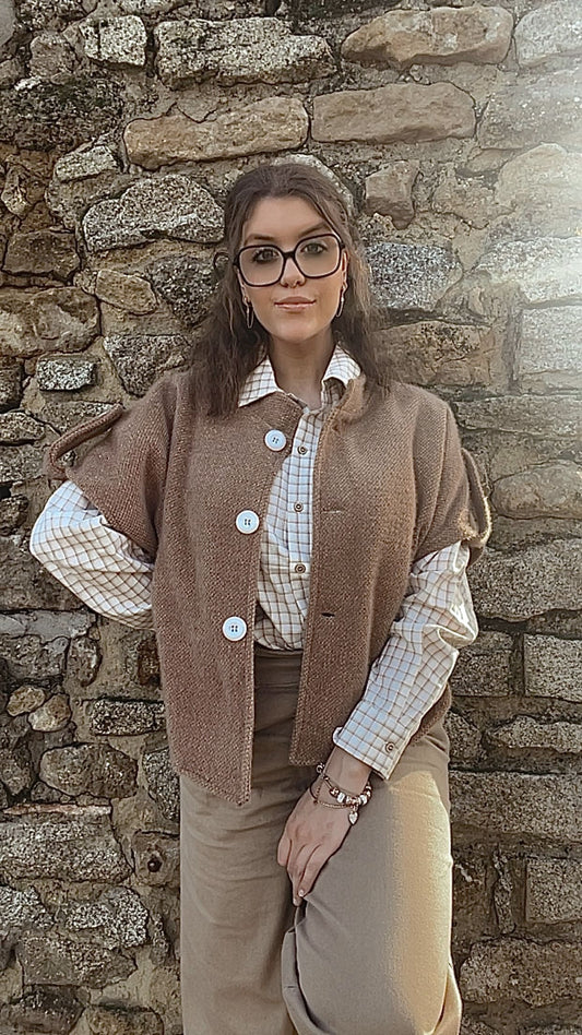 veste sans manches en maille (existe en deux couleurs.)