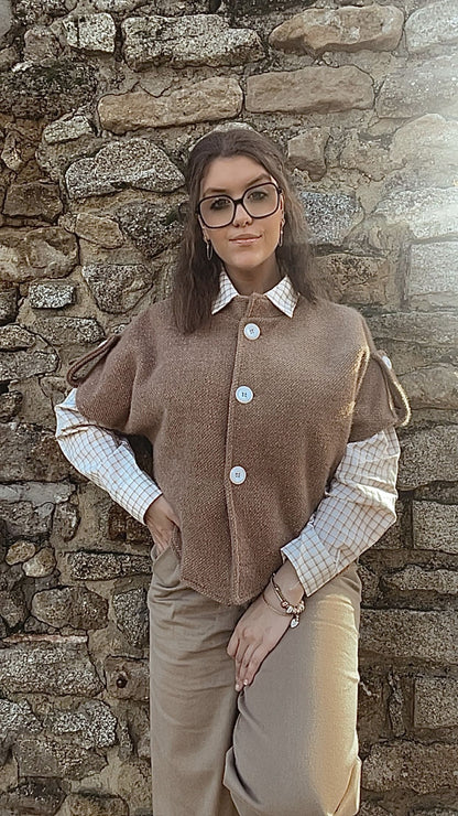 veste sans manches en maille (existe en deux couleurs.)