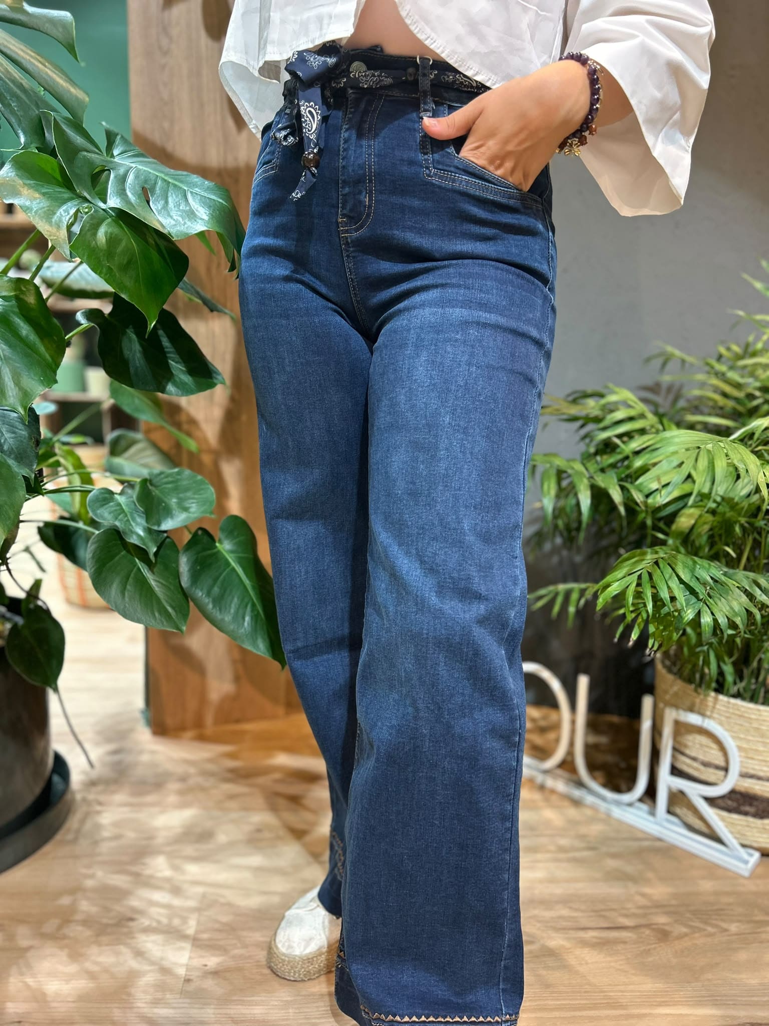 Jean flare avec ceinture bandana
