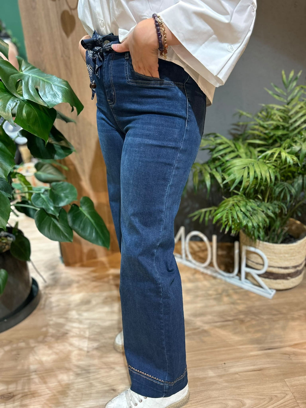 Jean flare avec ceinture bandana