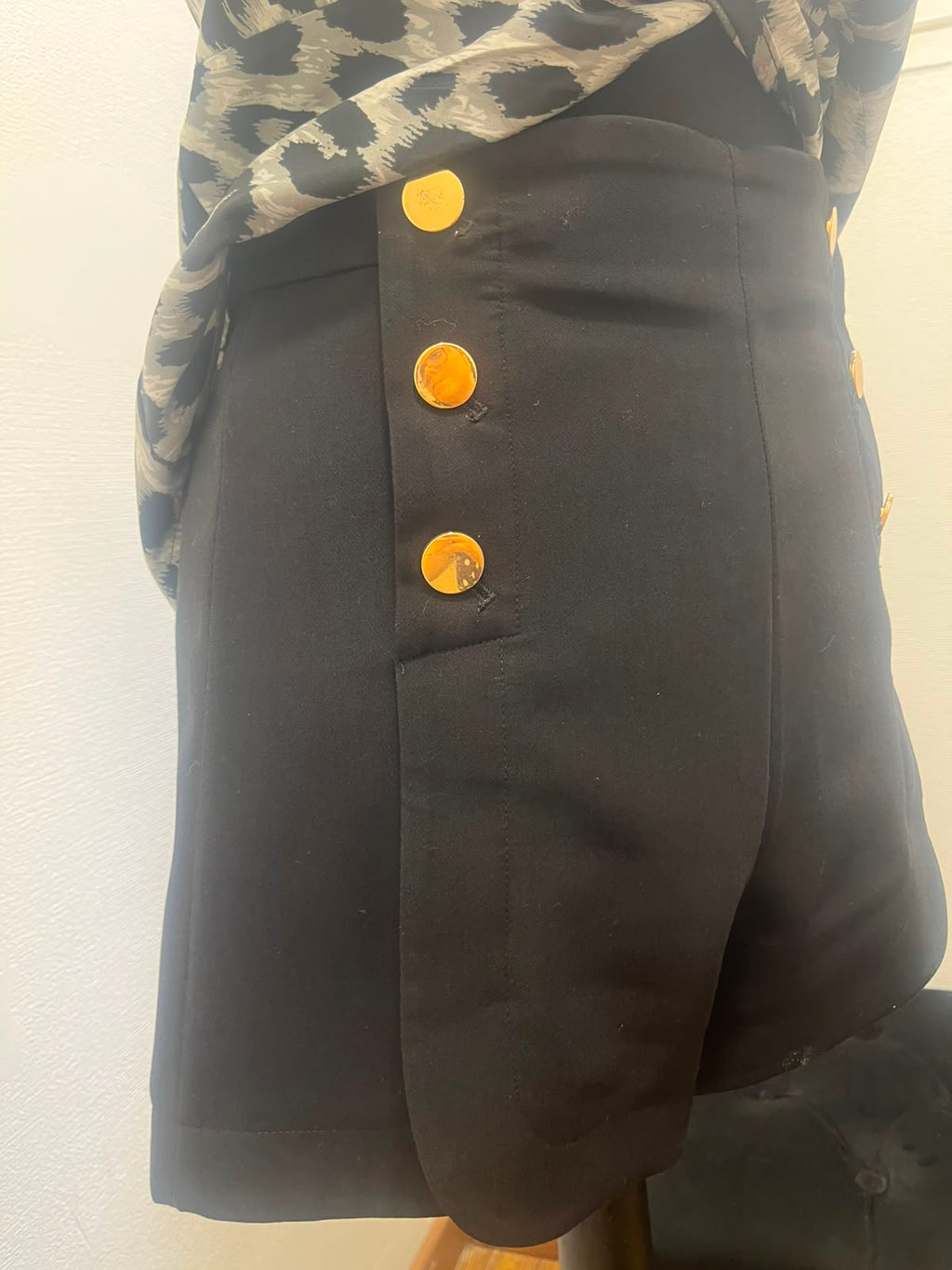 Short taille haute à boutons dorés noir - H&M : Taille M (P0526-479)