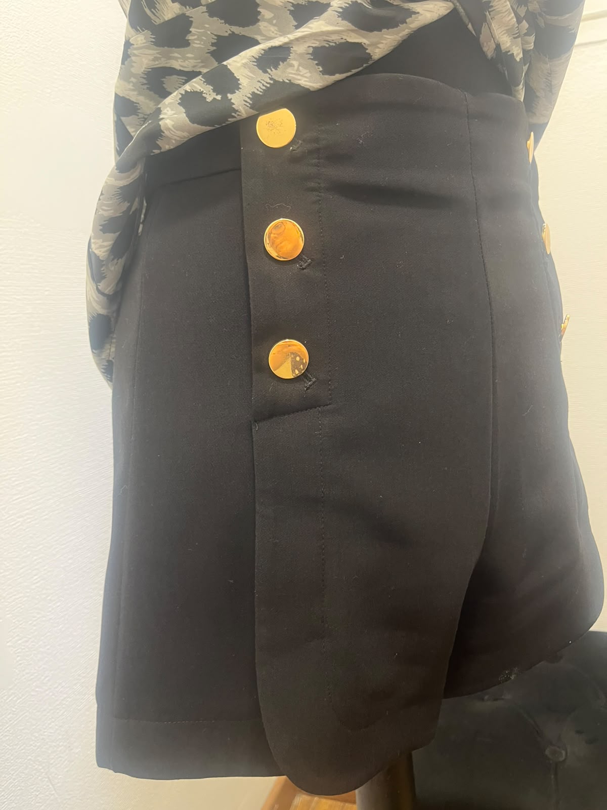 Short taille haute à boutons dorés noir - H&M : Taille M (P0526-479)