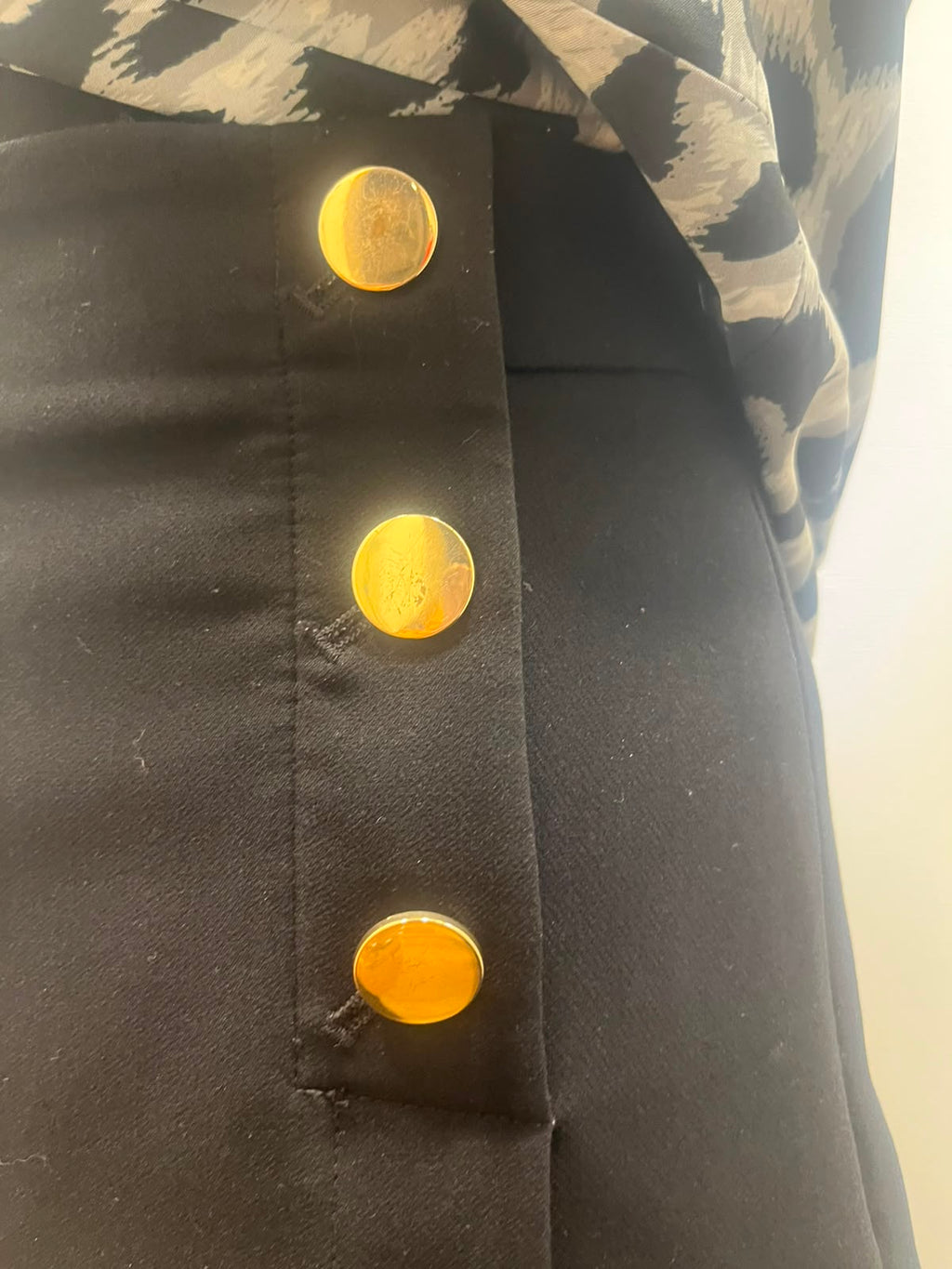 Short taille haute à boutons dorés noir - H&M : Taille M (P0526-479)