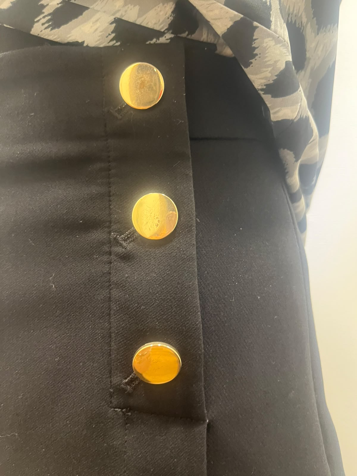 Short taille haute à boutons dorés noir - H&M : Taille M (P0526-479)