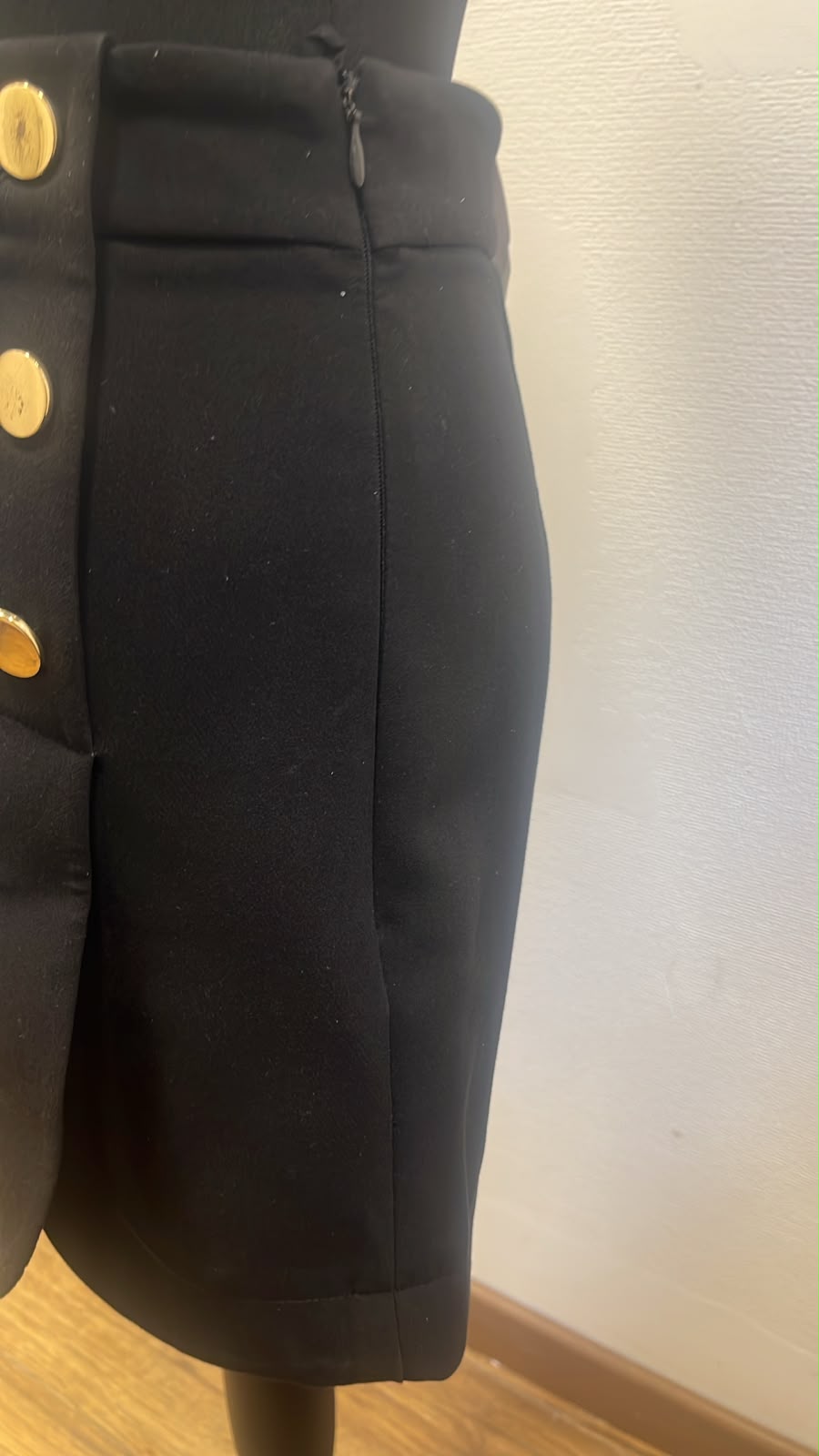 Short taille haute à boutons dorés noir - H&M : Taille M (P0526-479)