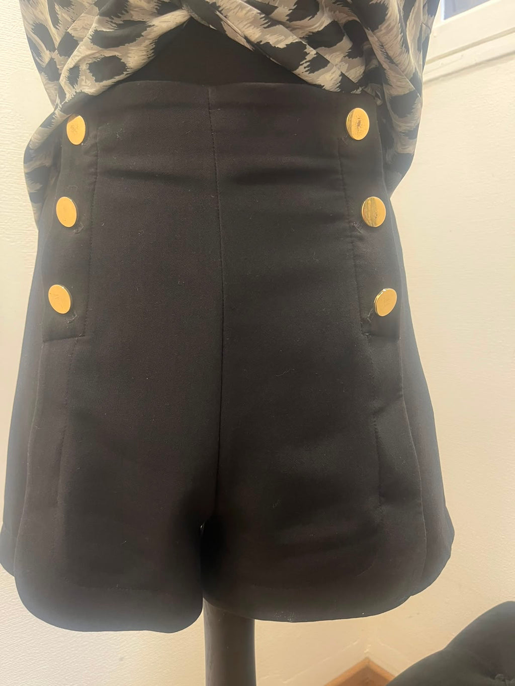 Short taille haute à boutons dorés noir - H&M : Taille M (P0526-479)
