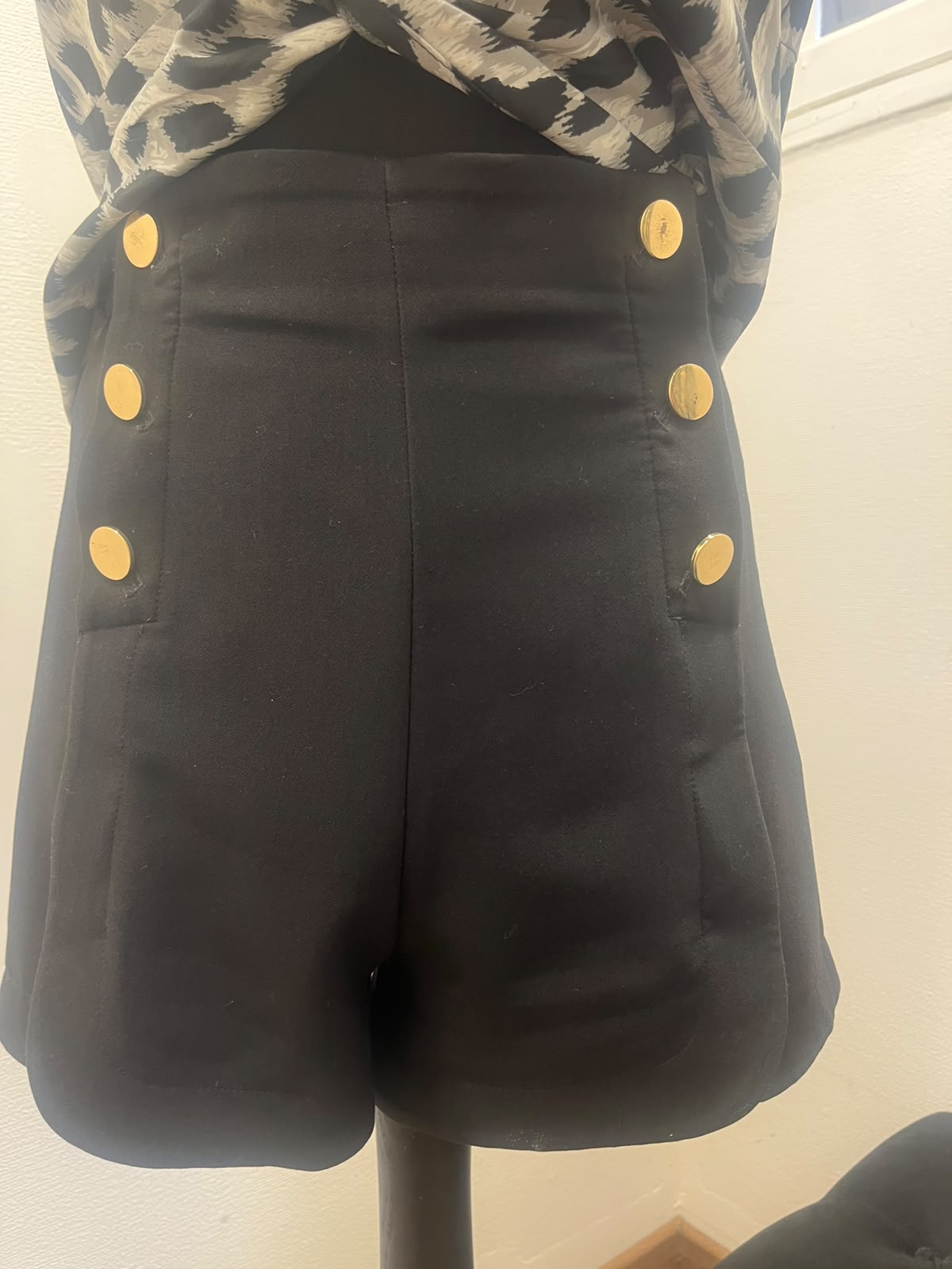 Short taille haute à boutons dorés noir - H&M : Taille M (P0526-479)