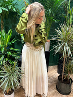 Chemise satinée à jabot et volants