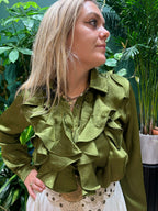 Chemise satinée à jabot et volants