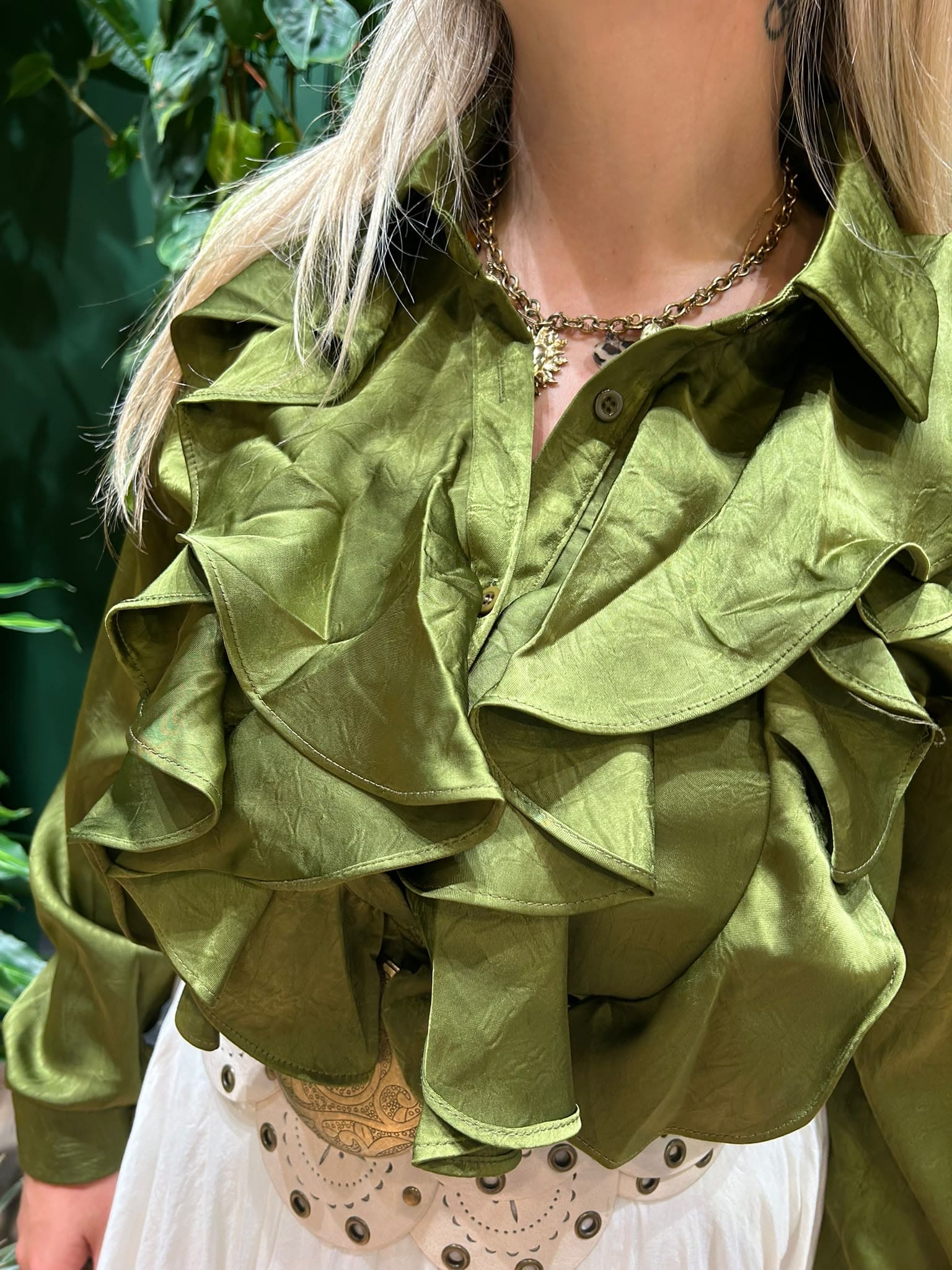 Chemise satinée à jabot et volants