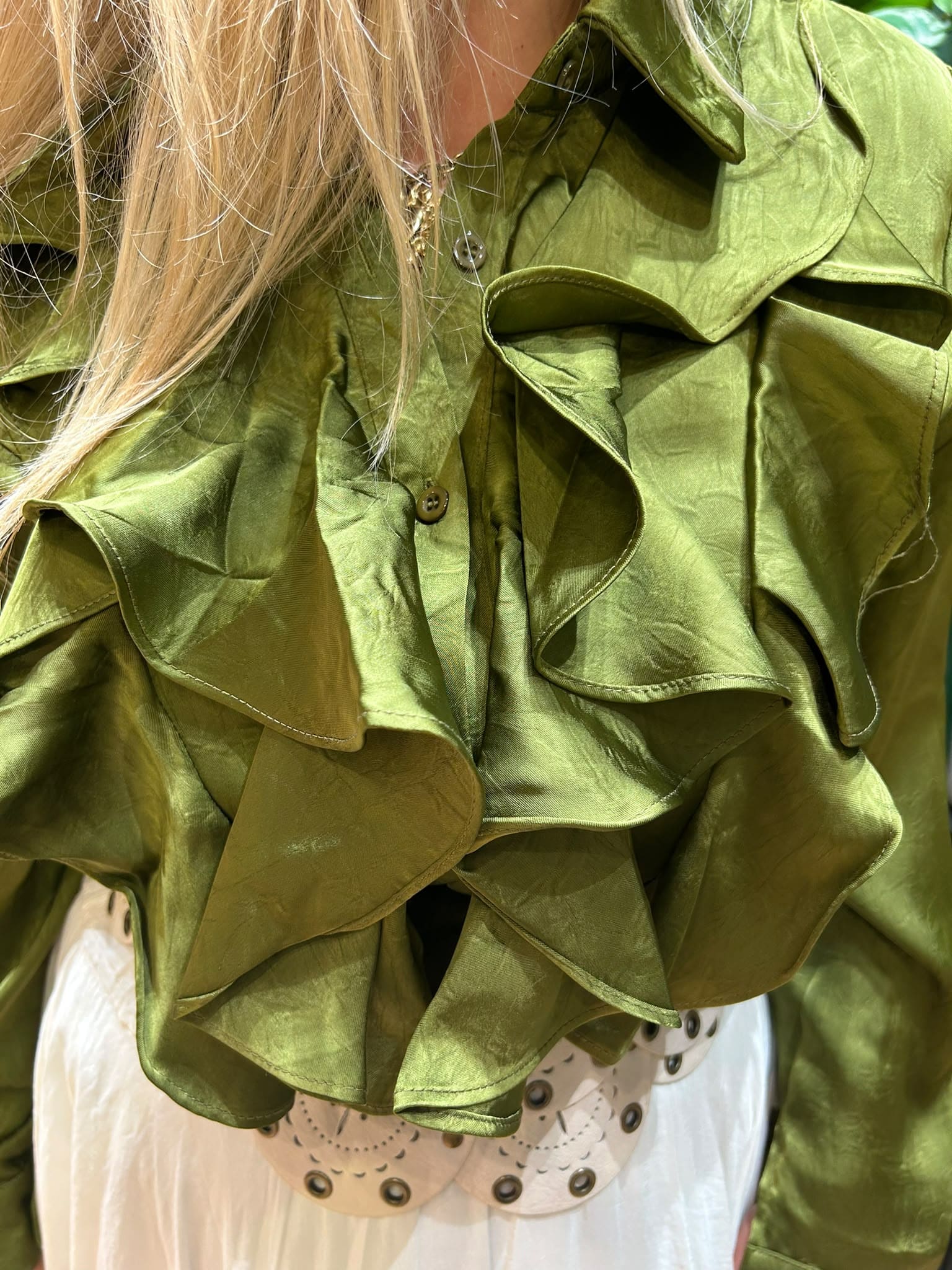 Chemise satinée à jabot et volants
