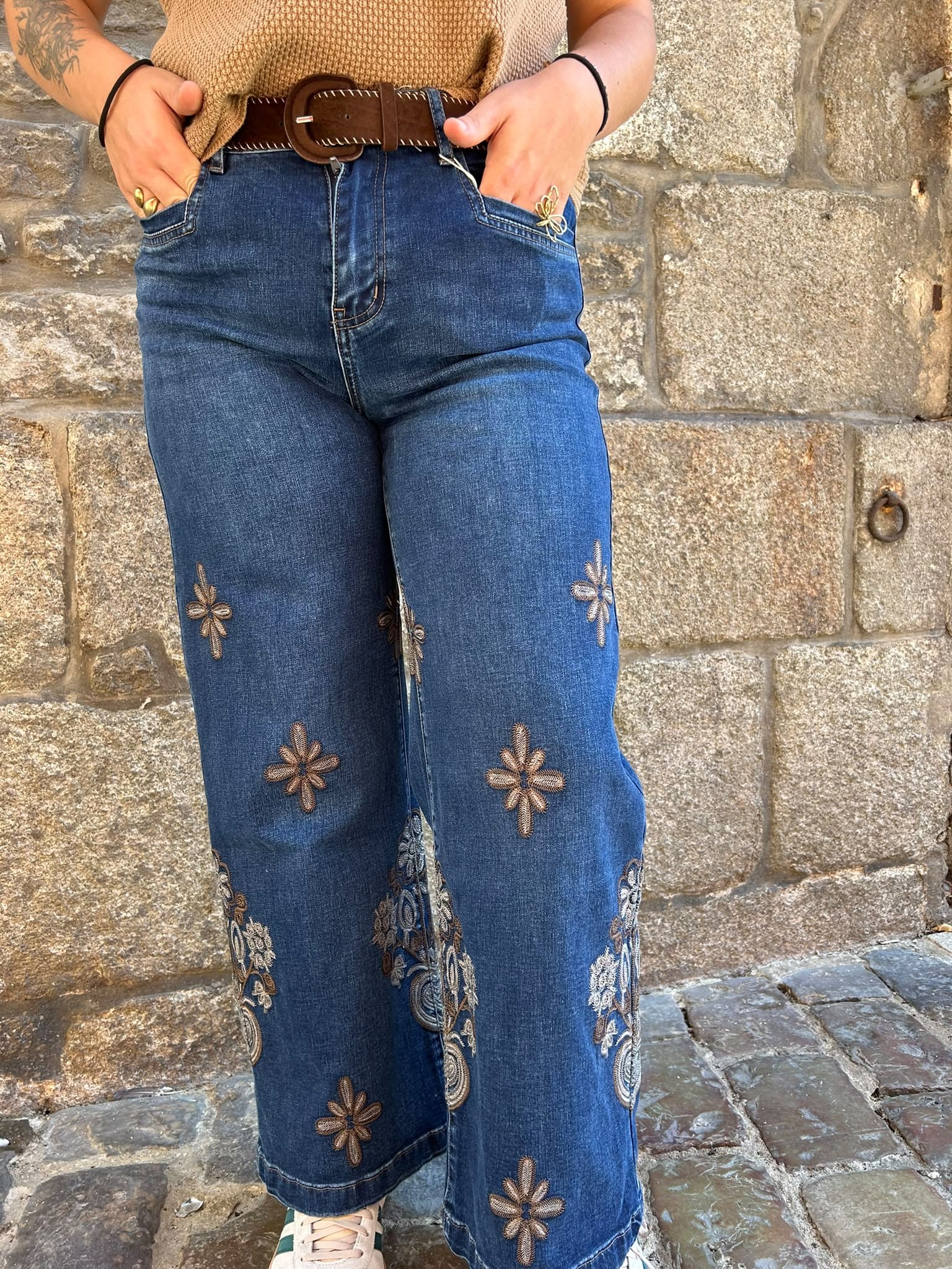 Jean large brodé avec ceinture